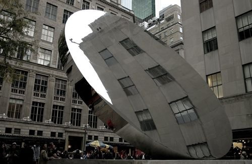 Anish Kapoor sculpture installation